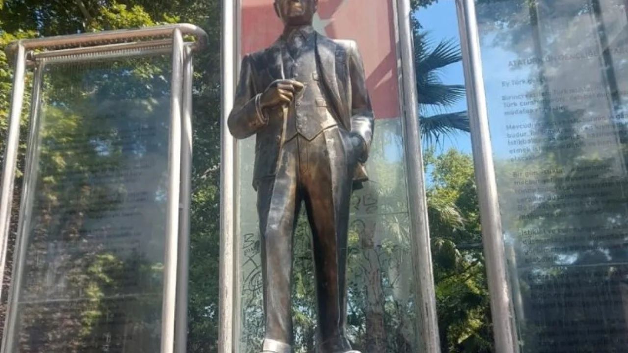 Gölcük'teki Atatürk Heykeli bakıma alınıyor -