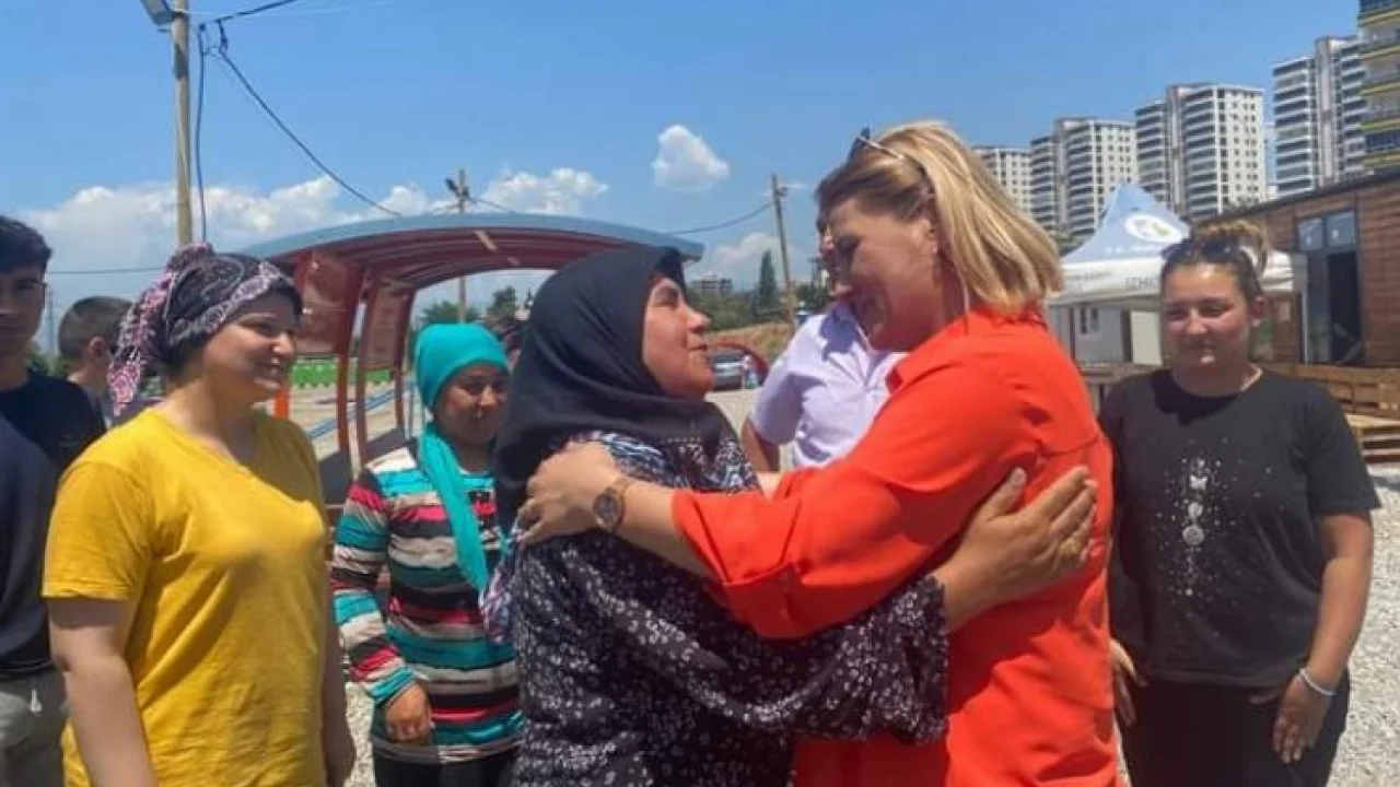 İzmit afet bölgesinde yaraları sarmayı sürdürüyor -