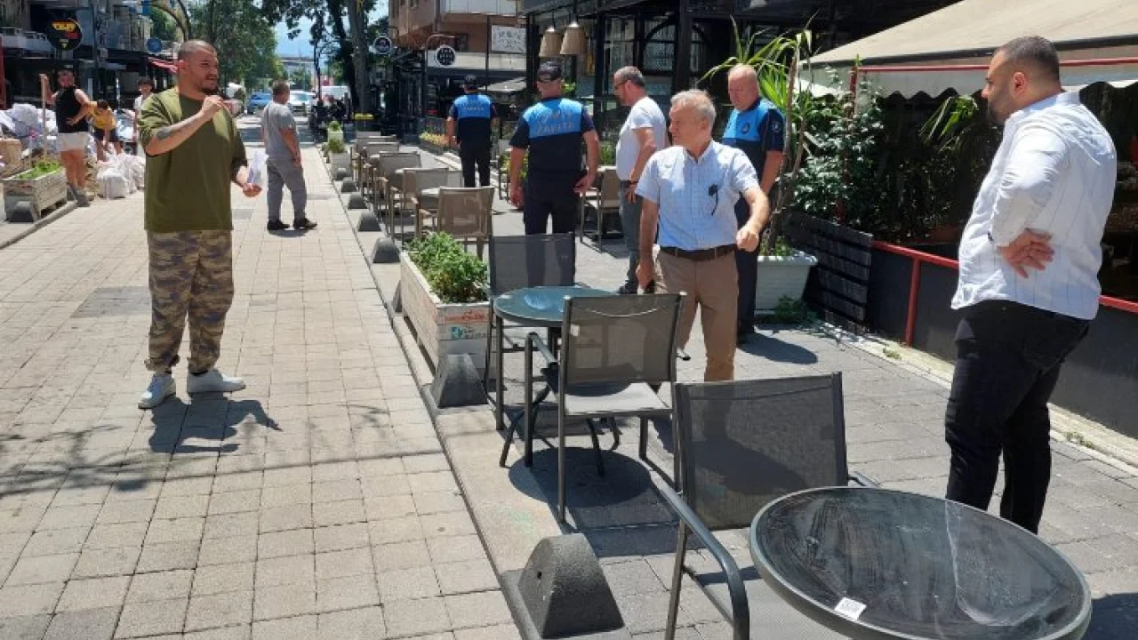 İzmit Zabıtası'ndan kaldırım işgali denetimi -