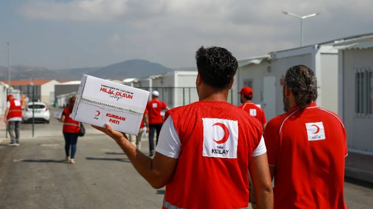 Kızılay 50 tonu depremzedelere ulaştırıyor -