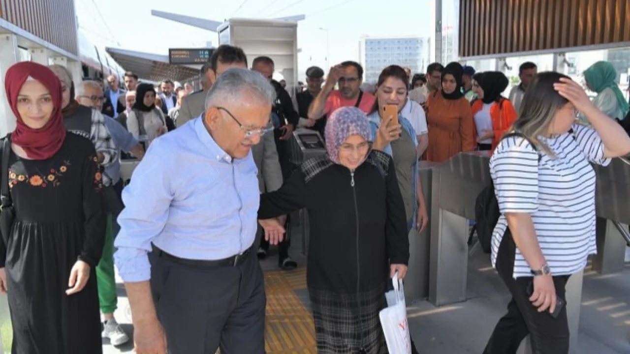 Memduh Büyükkılıç'tan tramvayla şehir turu -