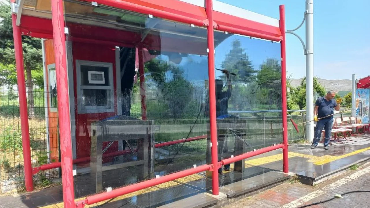 MOTAŞ otobüs duraklarını onarıyor -