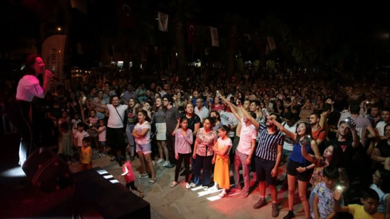 Yaz konserleri müzik ziyafeti yaşatıyor -