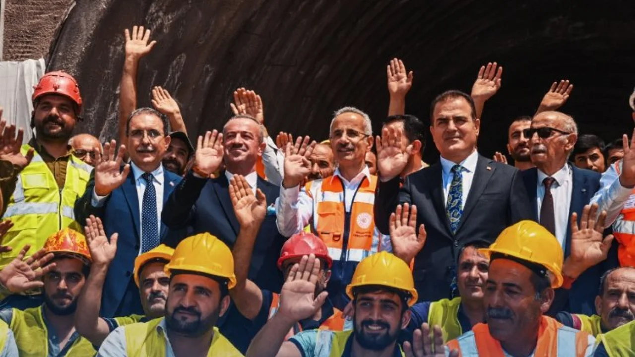 Yüksekova-Yeniköprü Tüneli'nde ışık göründü -