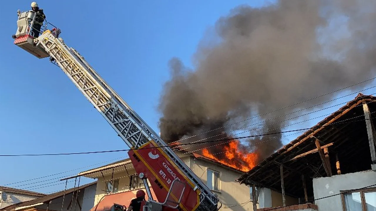 Düzce'de mahalleyi korkutan yangın -