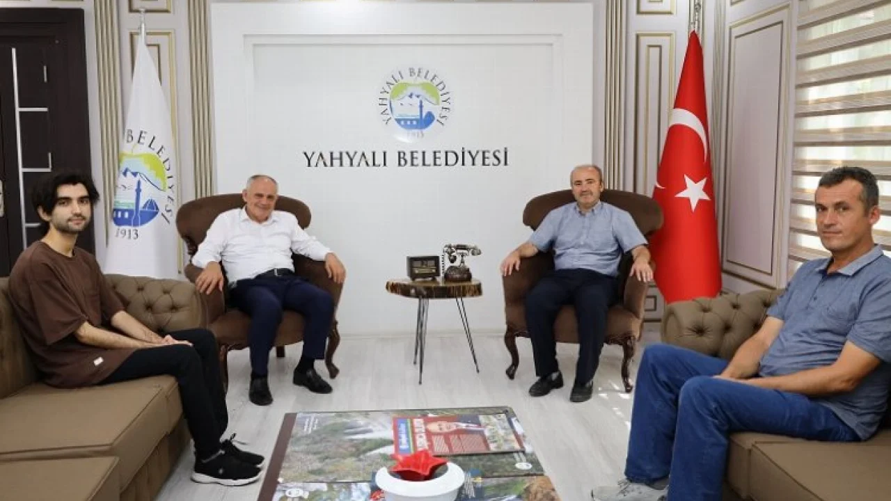 Esat Öztürk'ten başarılı öğrenciye altın -