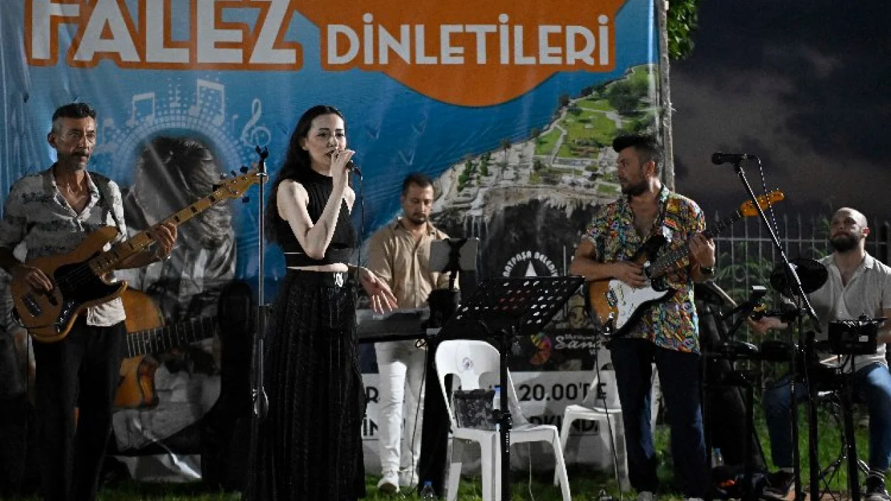Falezlerde müzik ziyafeti sürüyor -