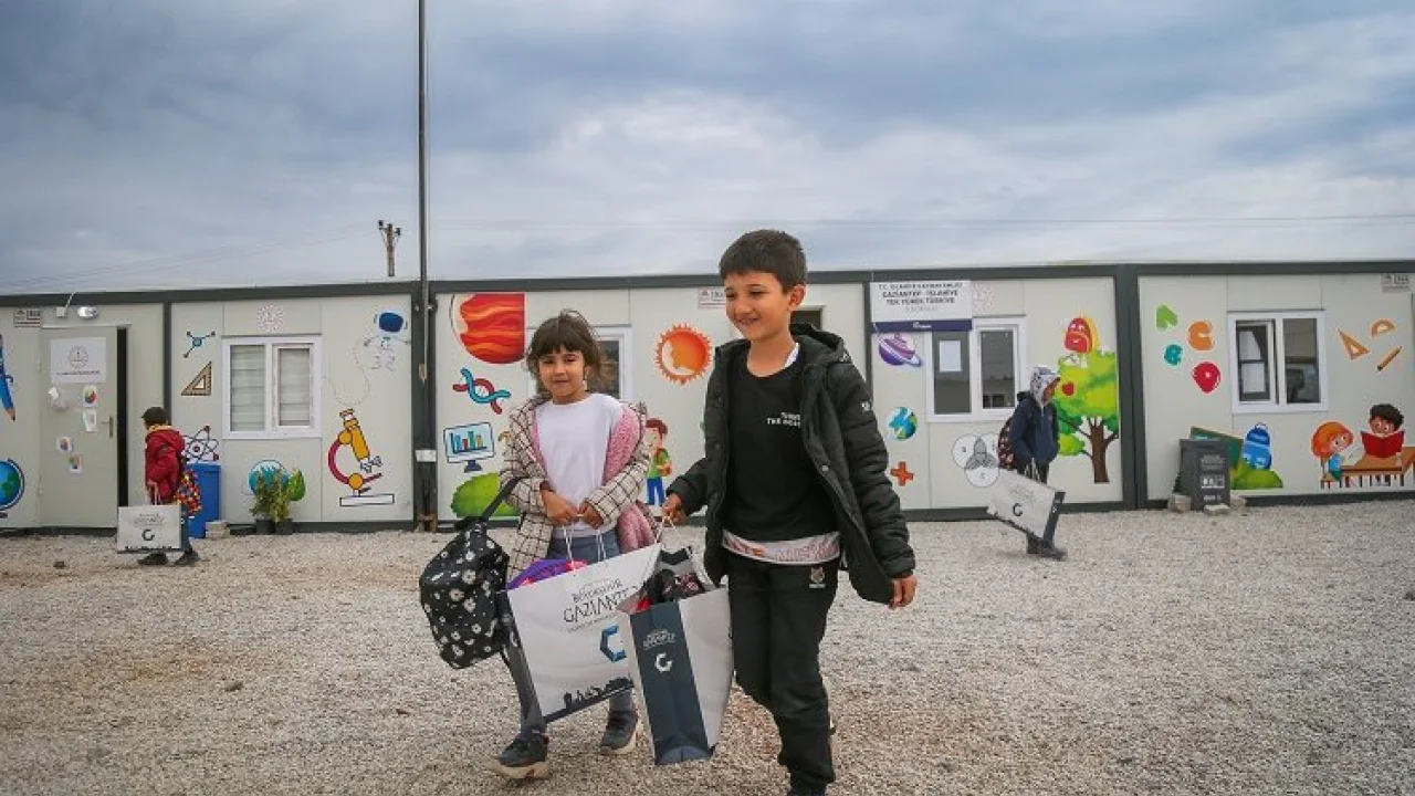Gaziantep Belediyesi'nden depremzedelere kırtasiye desteği -