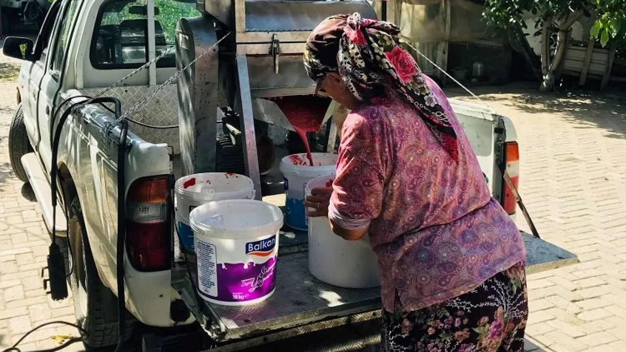 İzmir Efes'te salça makinesi mahalleleri geziyor -