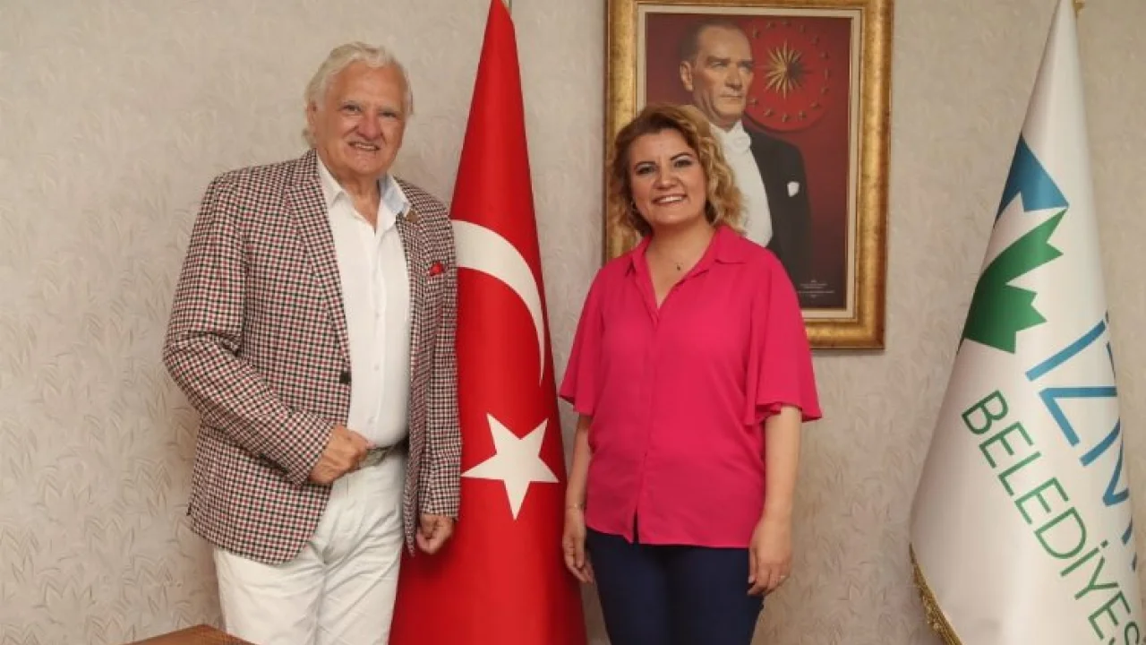 İzmit'in ödülünü Dünya Foklor Birliği Başkanı getirdi -