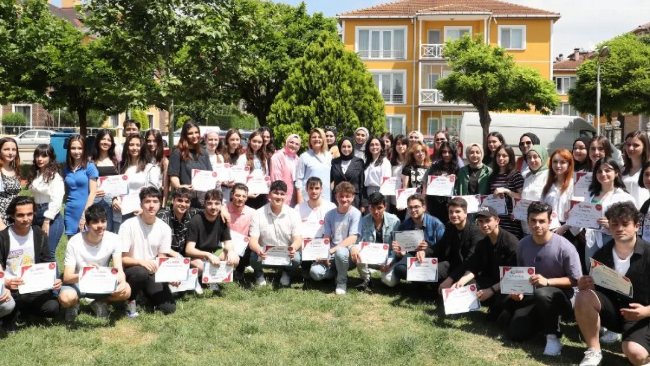İzmit'te akademi mezunları üniversiteli oldu -
