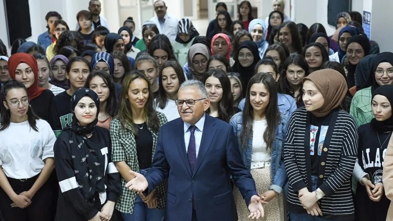 Kayseri Büyükşehir'den 'kırtasiye' desteği -