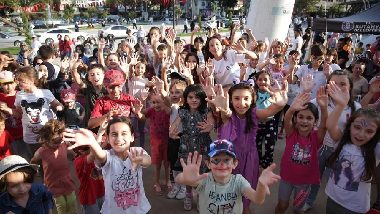 Kütahyalı çocuklar Zafer Meydanı'nda buluştu -