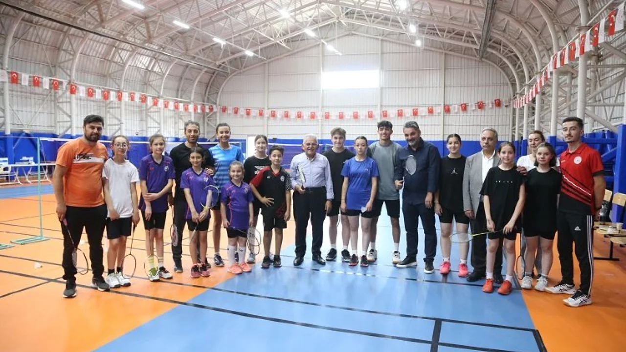 Memduh Büyükkılıç badmintoncularla buluştu -