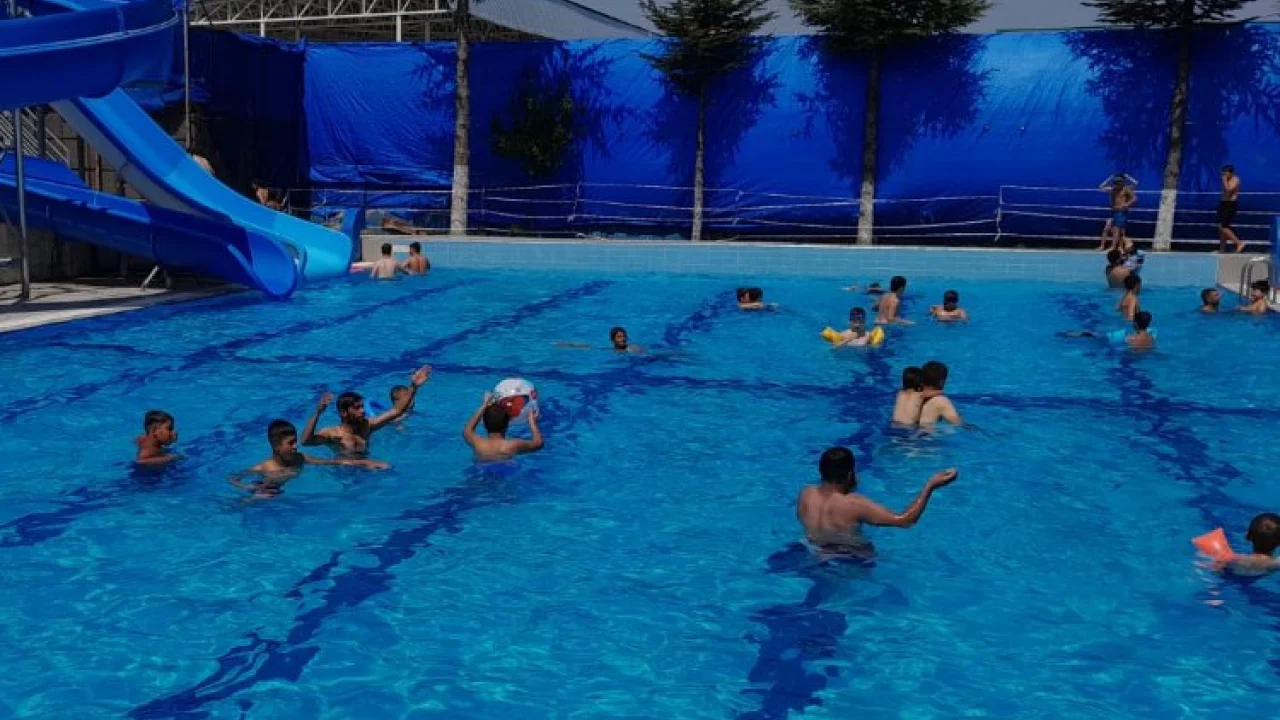 Pazaryeri’nde sıcaktan bunalanlar havuzda serinledi -
