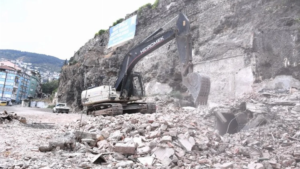 Bursa Osmangazi'de tarihi bölgedeki riskli binalar yıkılıyor -
