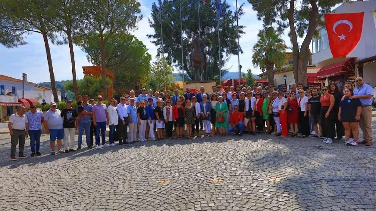 CHP Güzelbahçe'den Ata'ya 100. yıl çelengi -