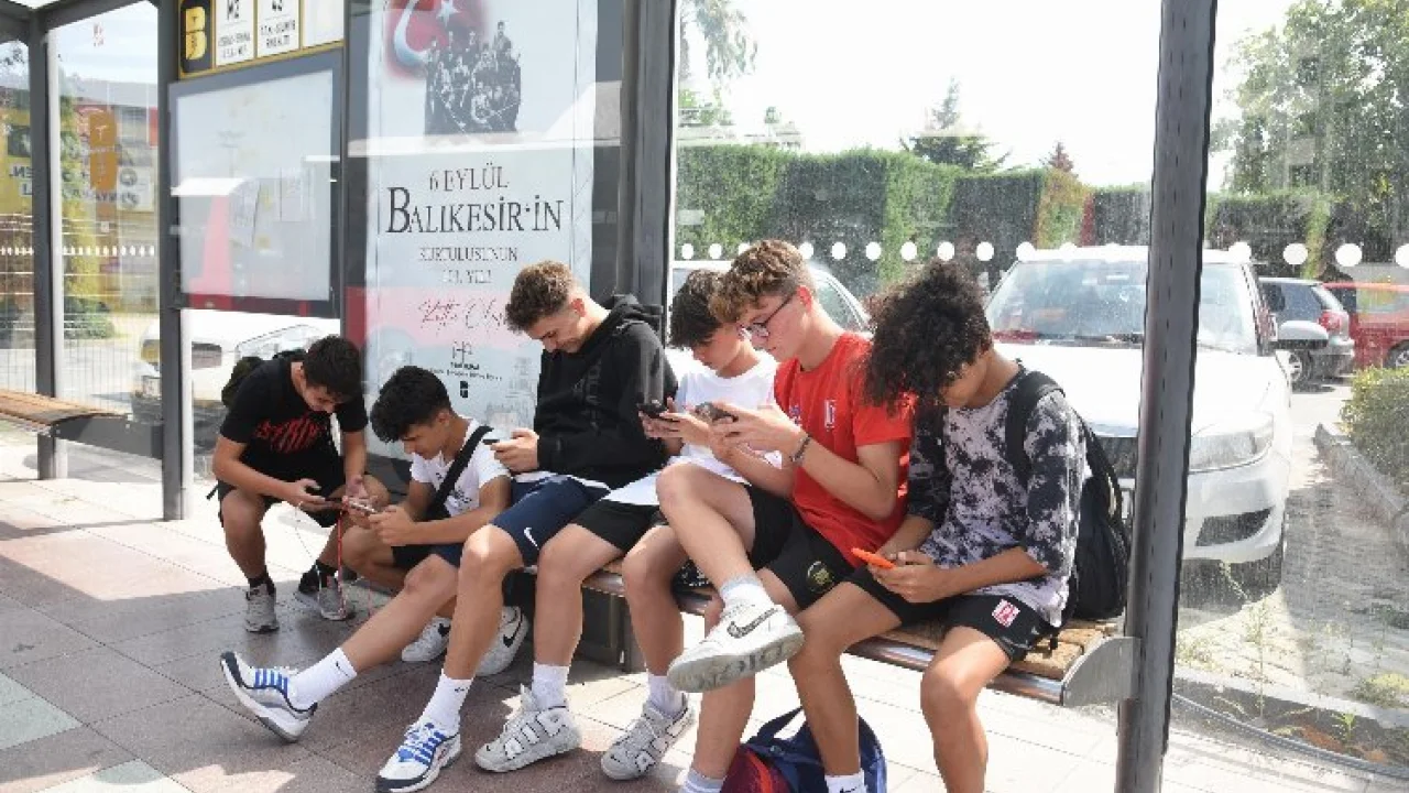 Gençlerin yeni mekanı otobüs durakları! -