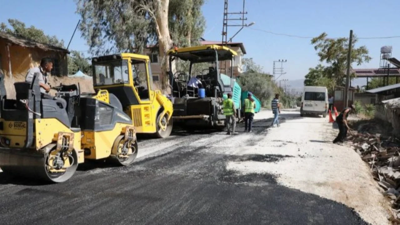 Hatay'da okul yolları asfaltlanıyor -