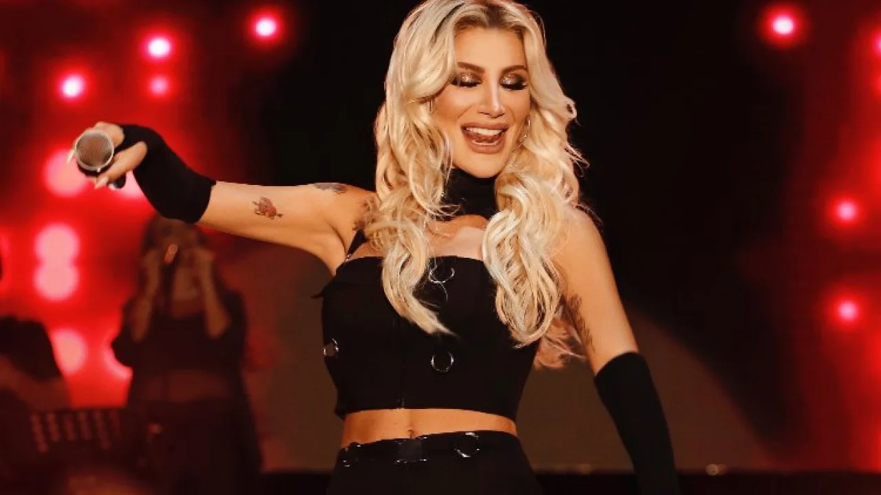 İrem Derici'den 'Yaz Günü'ne görsel şölen -