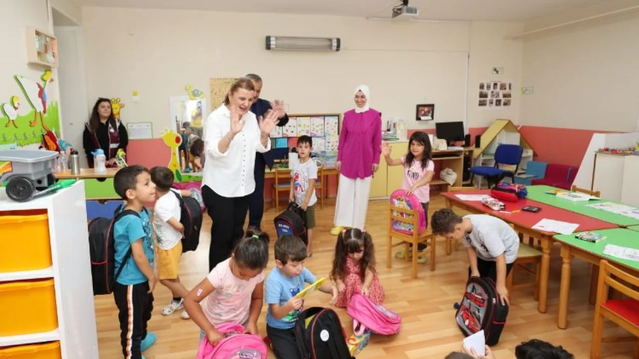 İzmit'te Başkan Hürriyet, öğrencileri hediyelerle sevindirdi -