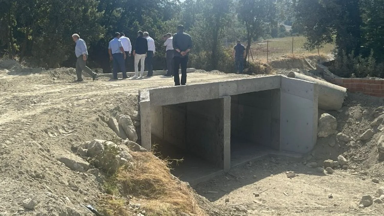 Manisa'da dere yataklarına menfez montajları -
