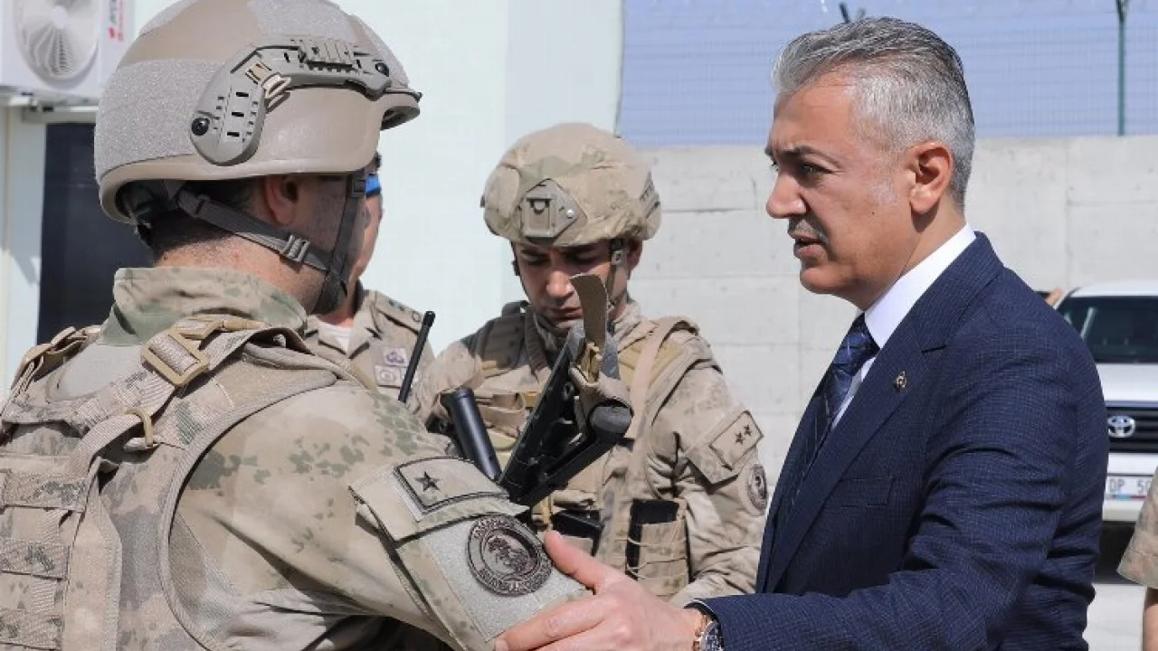 Mardin Valisi'nden sınırda Mehmetçiğe ziyaret -