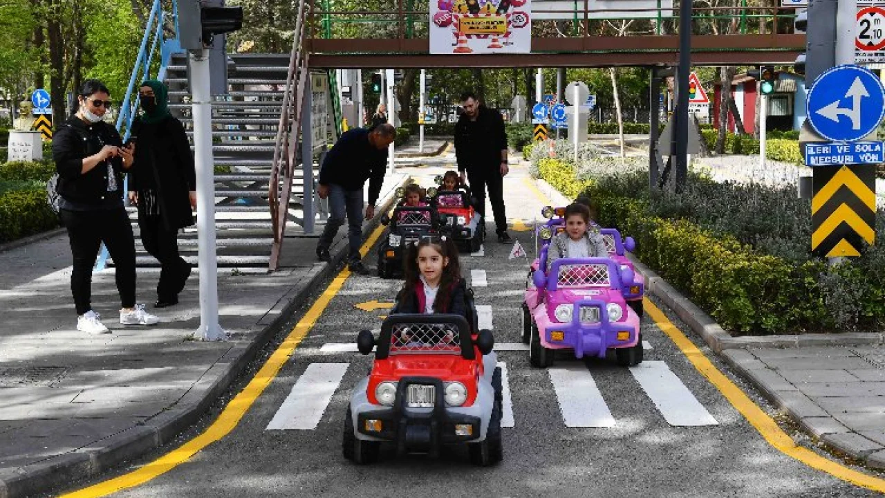 Minikler direksiyon başına geçiyor -