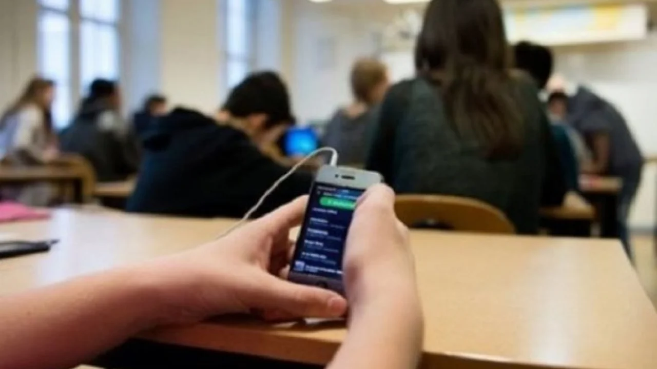 Okullardaki yasağı teknoloji bağımlılığı riskini azaltıyor -