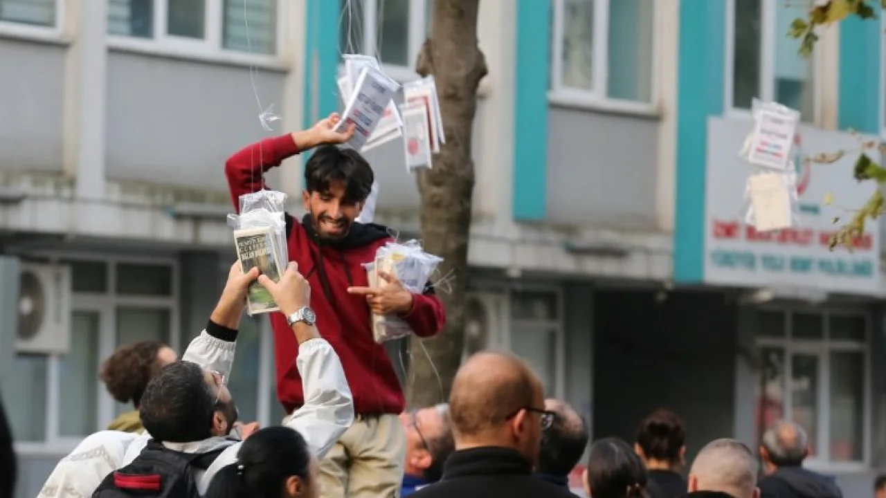 5 bin kitabı 5 dakikada topladılar -