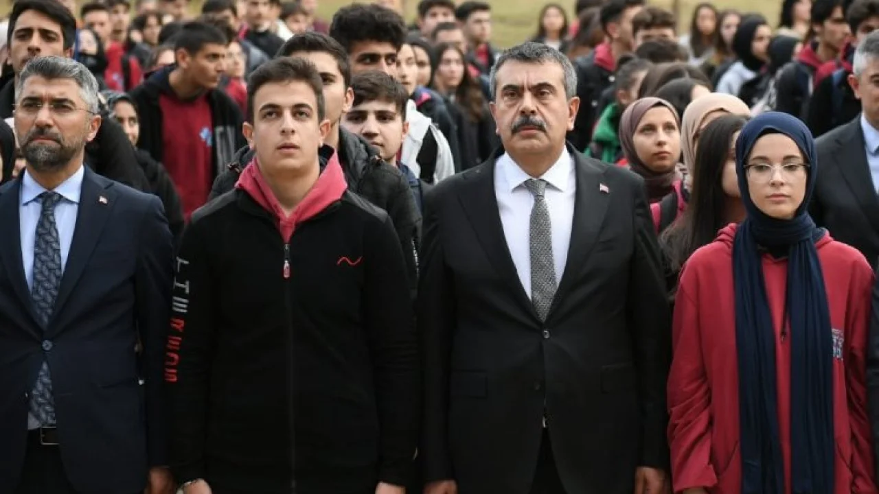 Bakan Tekin öğrencilerle Filistin için saygı duruşunda -