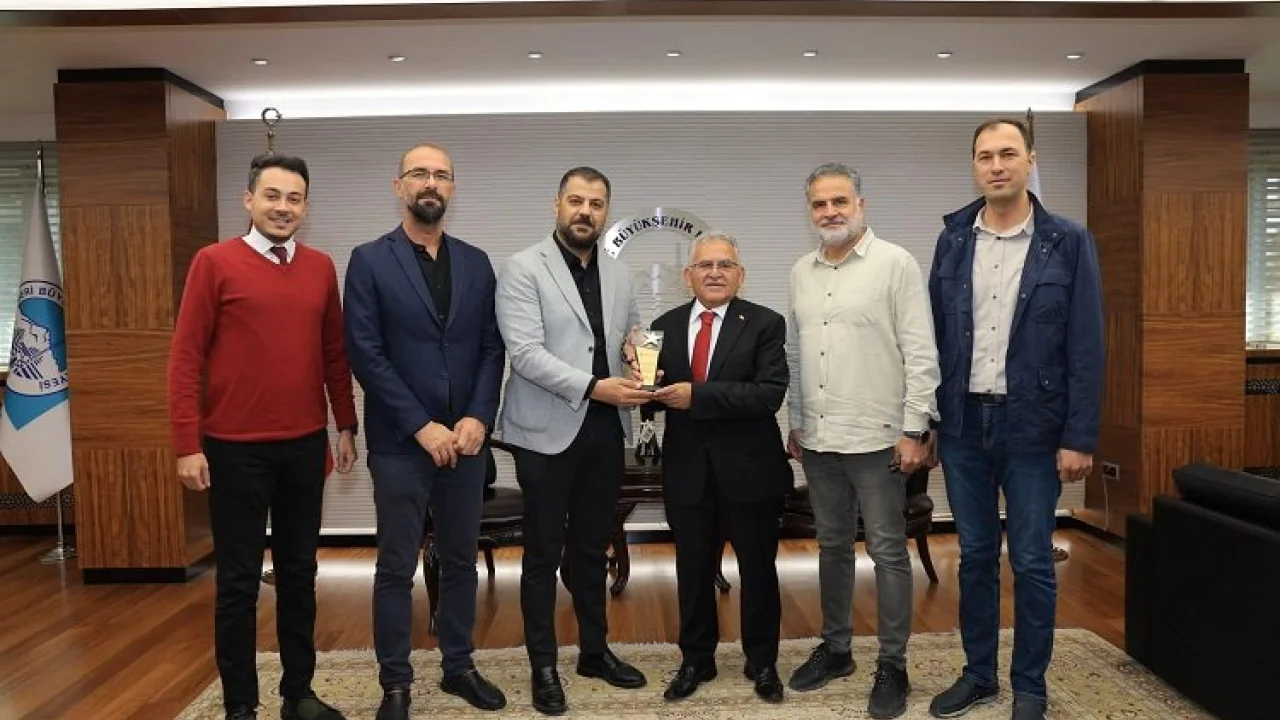 KAYMOS yönetiminden Büyükkılıç'a plaket -