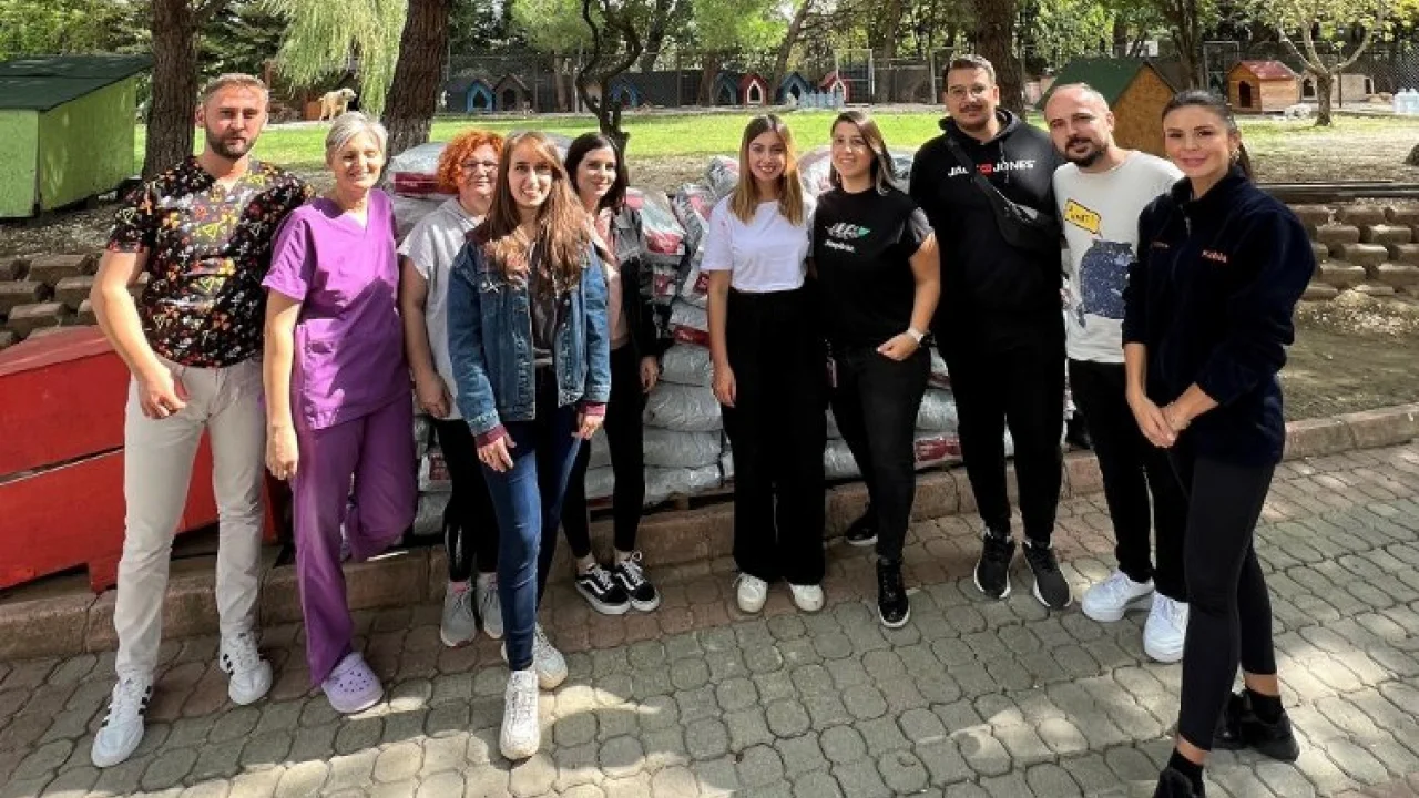 Silivri'de patili dostlara 1 ton mama bağışı -