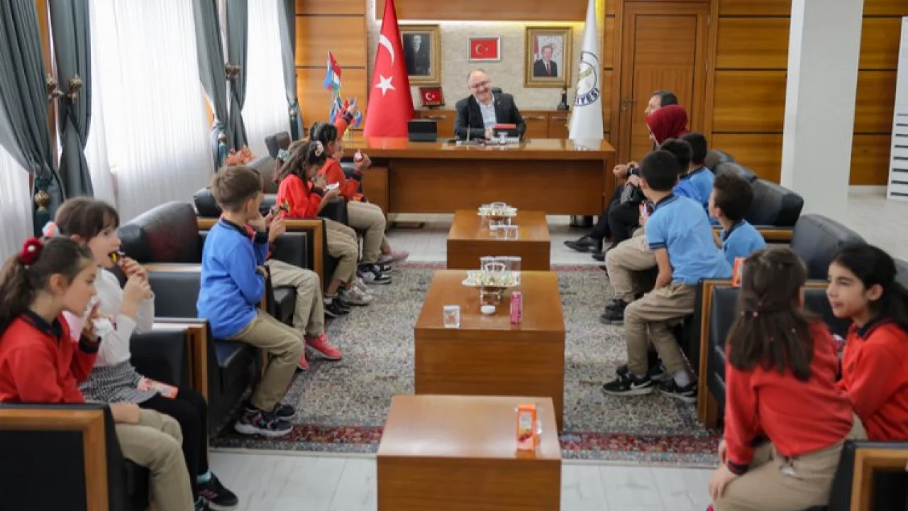 Sivaslı öğrencilerden Başkan Bilgin'e anlamlı mektup -