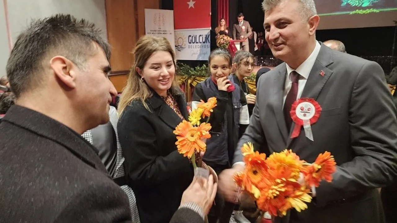 Ali Yıldırım Sezer'den öğretmenlere çiçekli kutlama -