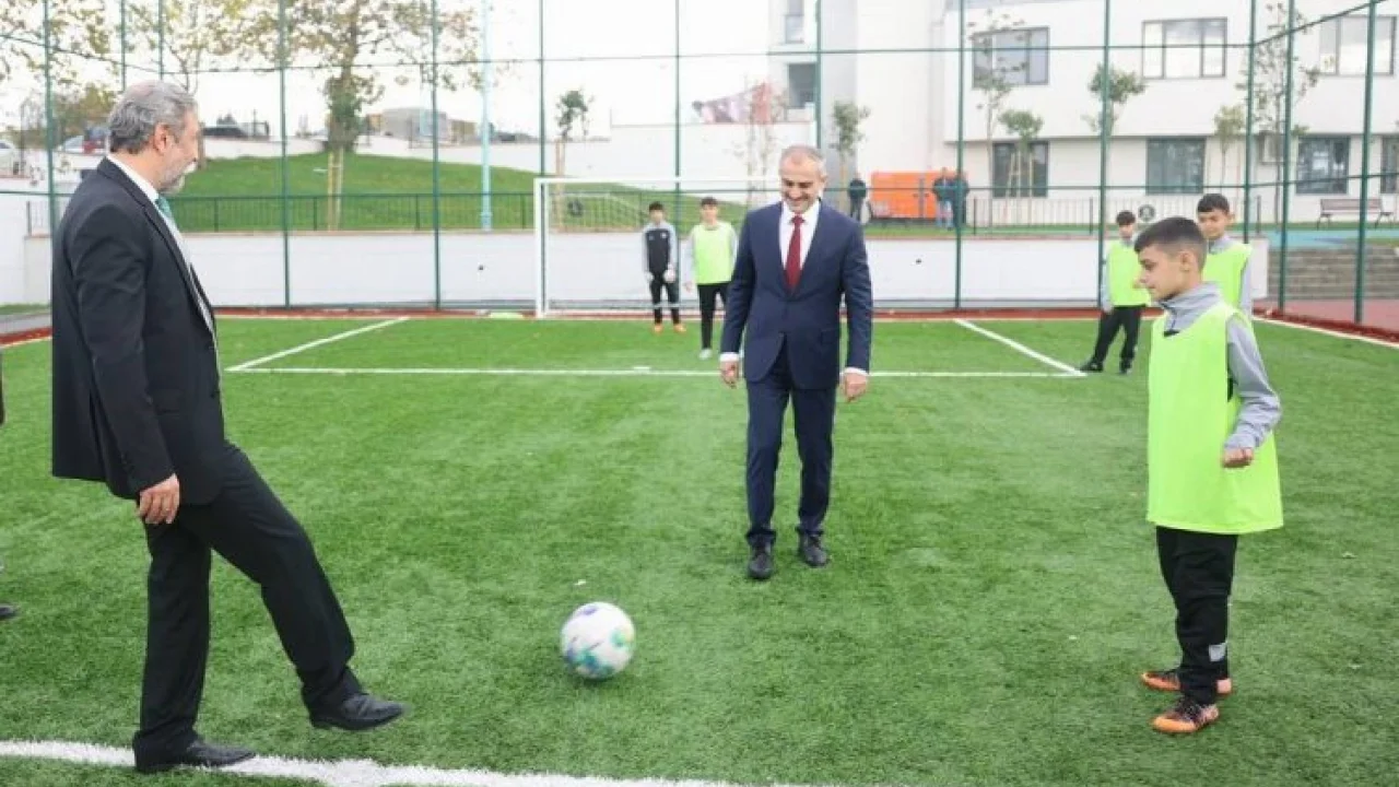 Çayırova'daki yeni halı sahada ilk maçın başlama vuruşu protokolden -