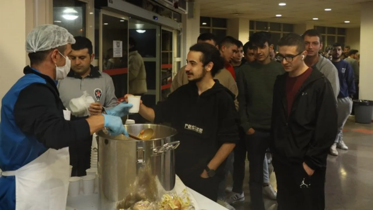 Dokuz Eylül'de vize öncesi çorba ikramı -