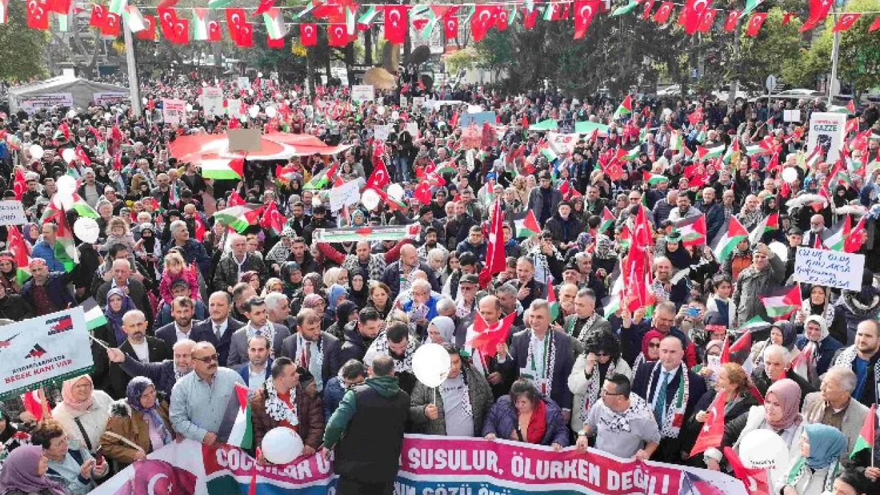 Gölcük'te binlerce kişi Filistin için yürüdü -