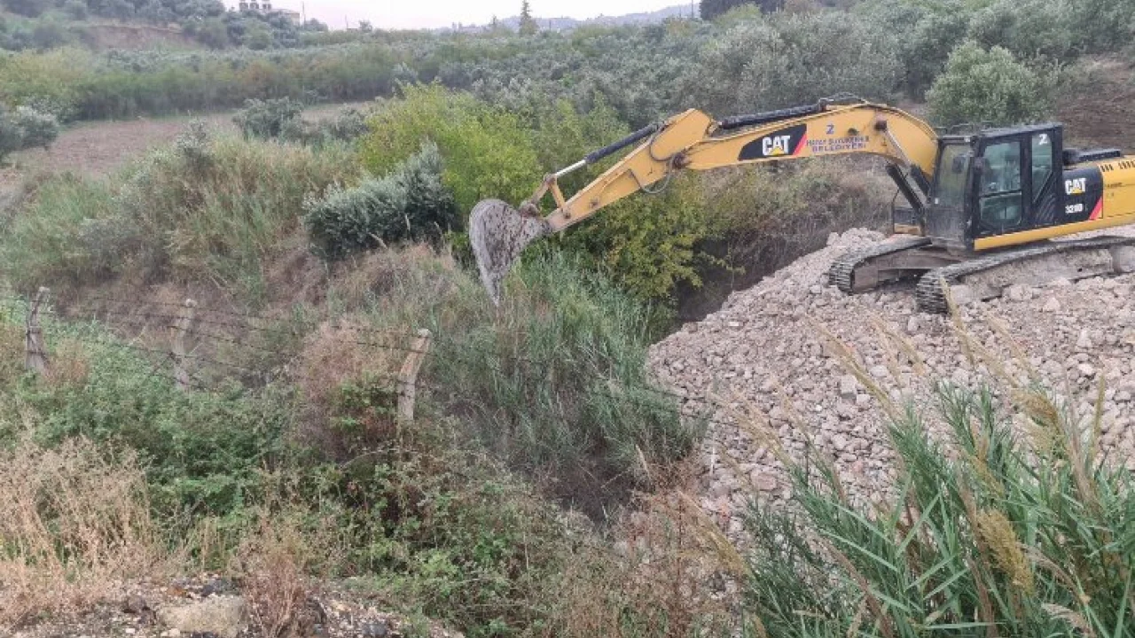 Hatay'da olası taşkınlara karşı temizlik sürüyor -
