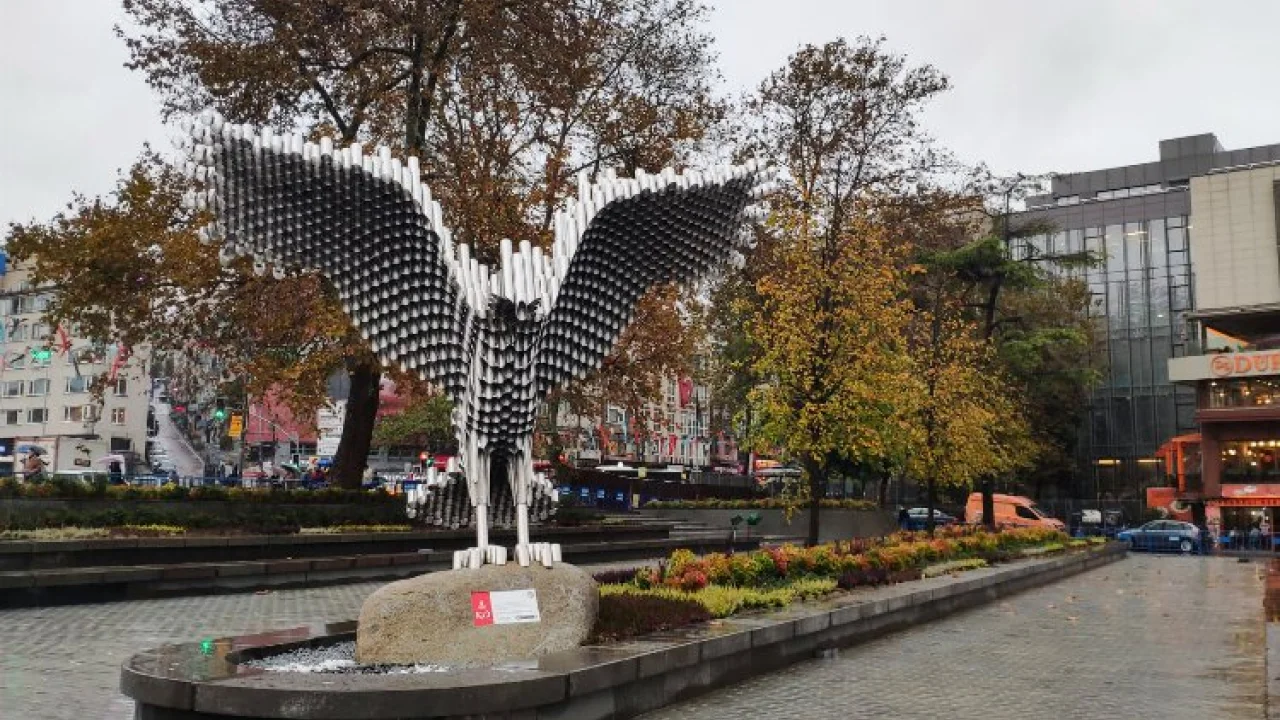 Kartal heykeli meydana yakıştı -