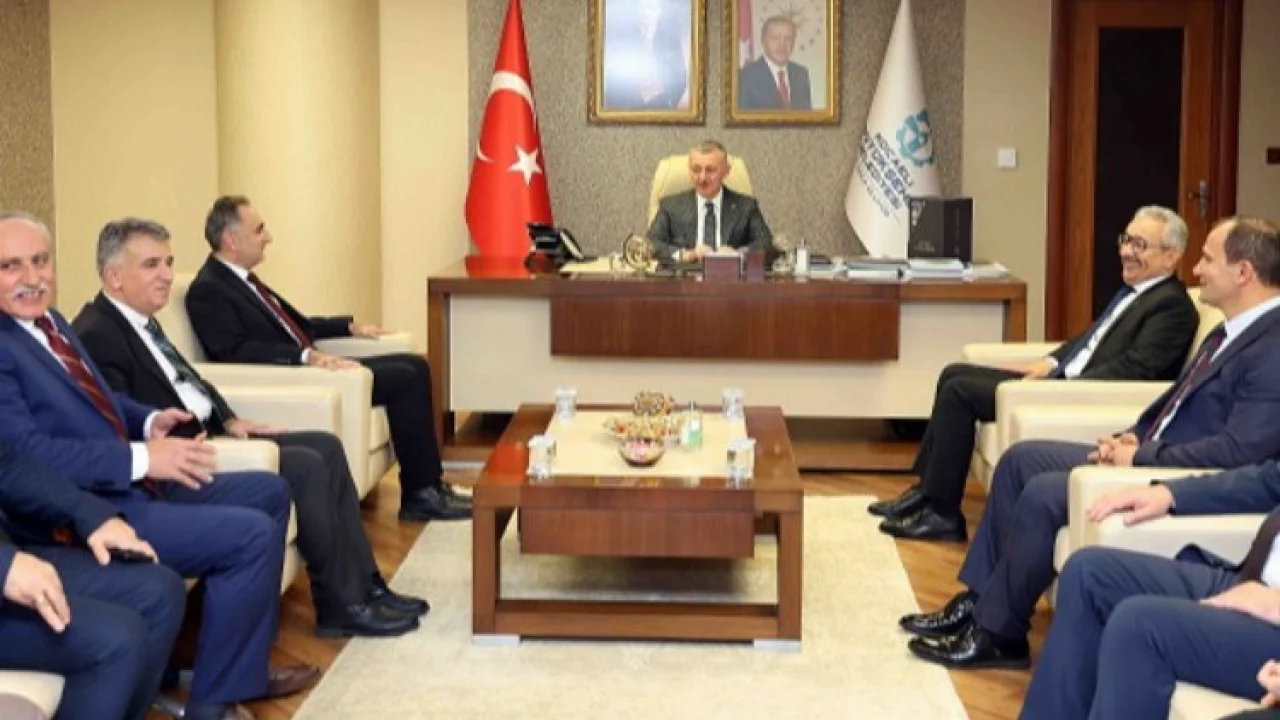Tahir Büyükakın'dan öğretmenlere övgü -