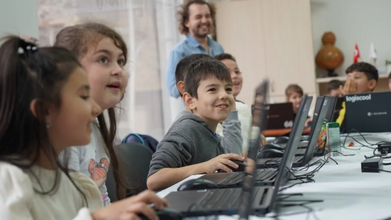 Balıkesirli minik eller geleceği kodluyor -