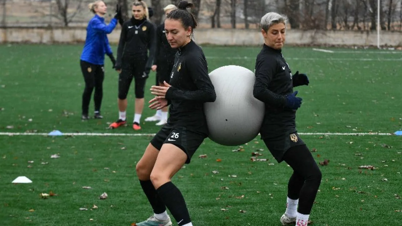 Kadın futbolculardan taraftara çağrı -