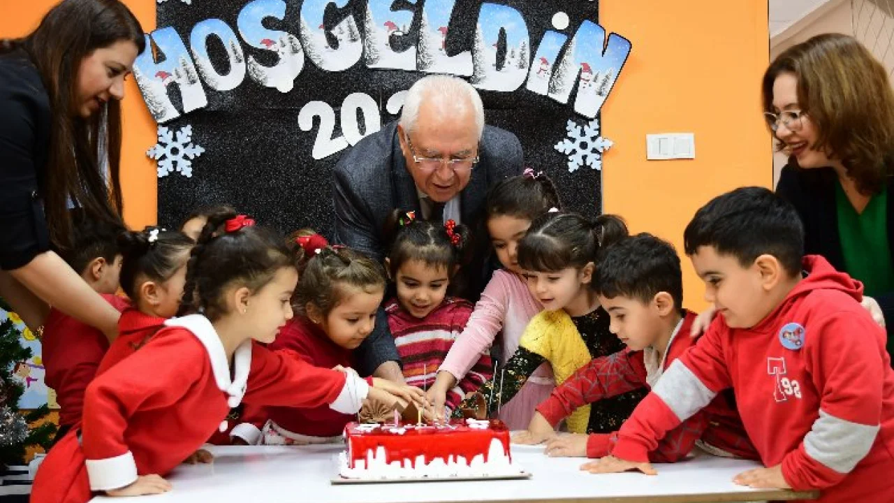 Karabağlar'da yeni yıl öncesi miniklere pastalı ziyareti -