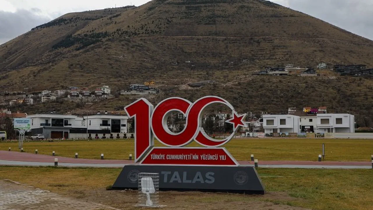 Kayseri Talas'ta paraşüt alanına anıt -