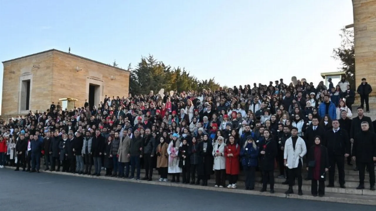 Manisalı gençler Ata'nın huzurunda -