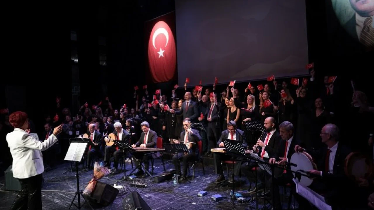 Atatürk'ün sevdiği şarkıları TEV Kocaeli Korosu seslendirdi -