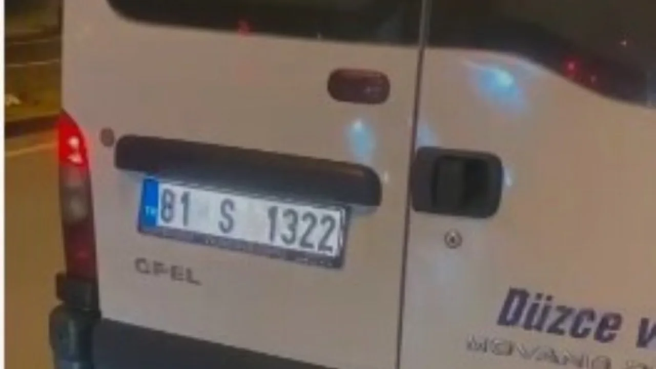 Düzce'de sahte plakalı servis aracı denetimde yakalandı -