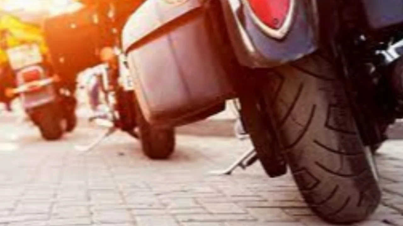 Karacabey'in o mahallesinde motorlar çalınıyor, araç lastikleri patlıyor! -