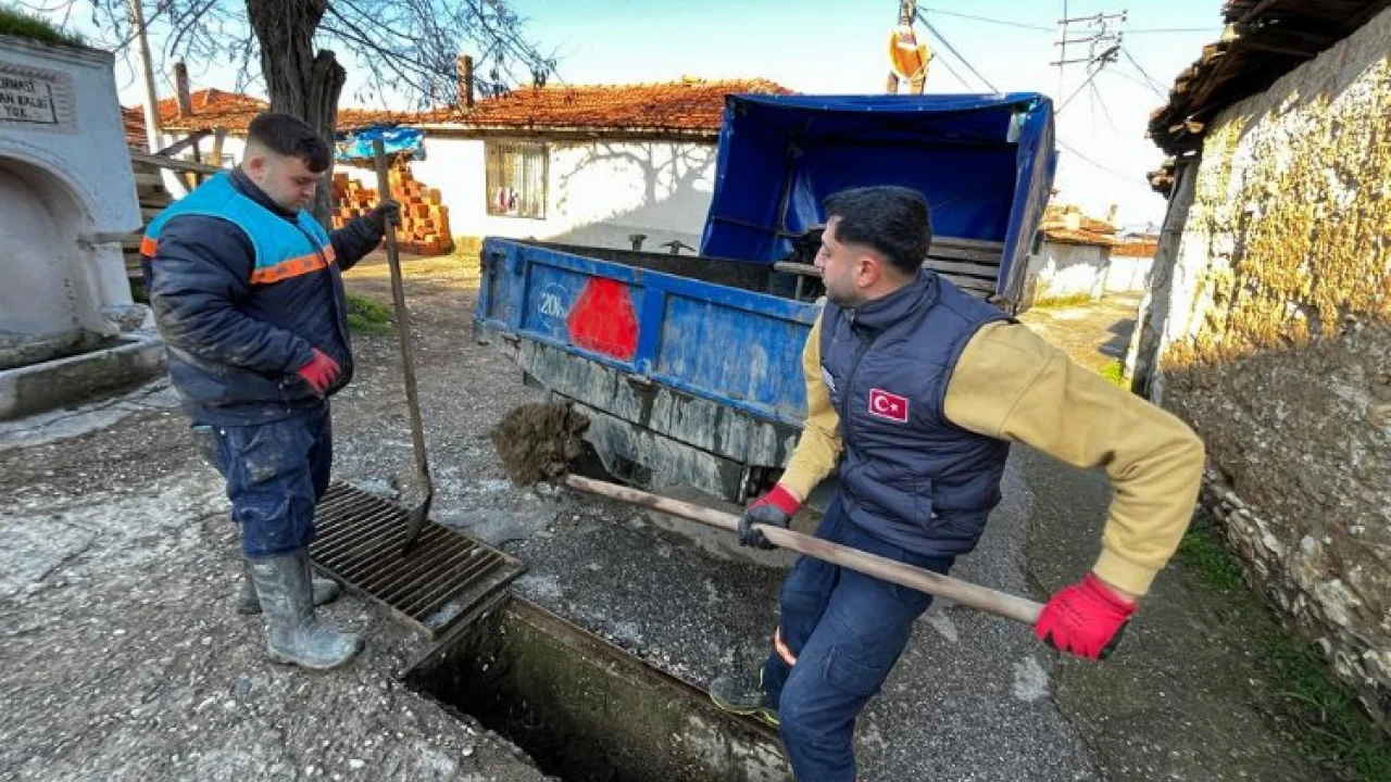 Manisa'da olası taşkınlara karşı temizlik -